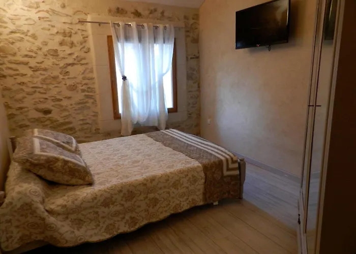 Veritable Mas Provencal Avec 3 En Pleine Nature