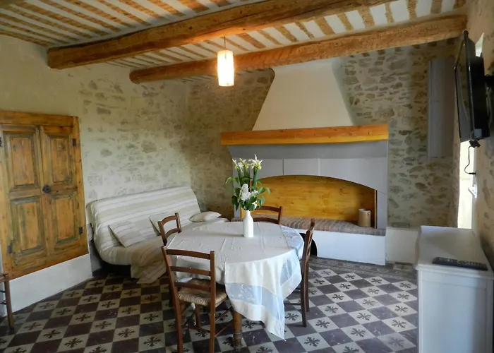 Veritable Mas Provencal Avec 3 En Pleine Nature